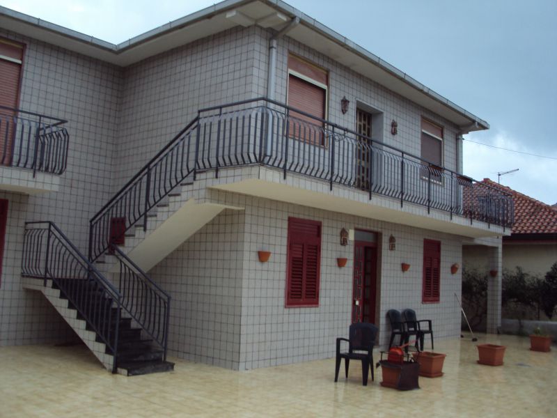 Zona Vaccarizzo vendesi VILLA con 2 appartamenti in villa e garage.