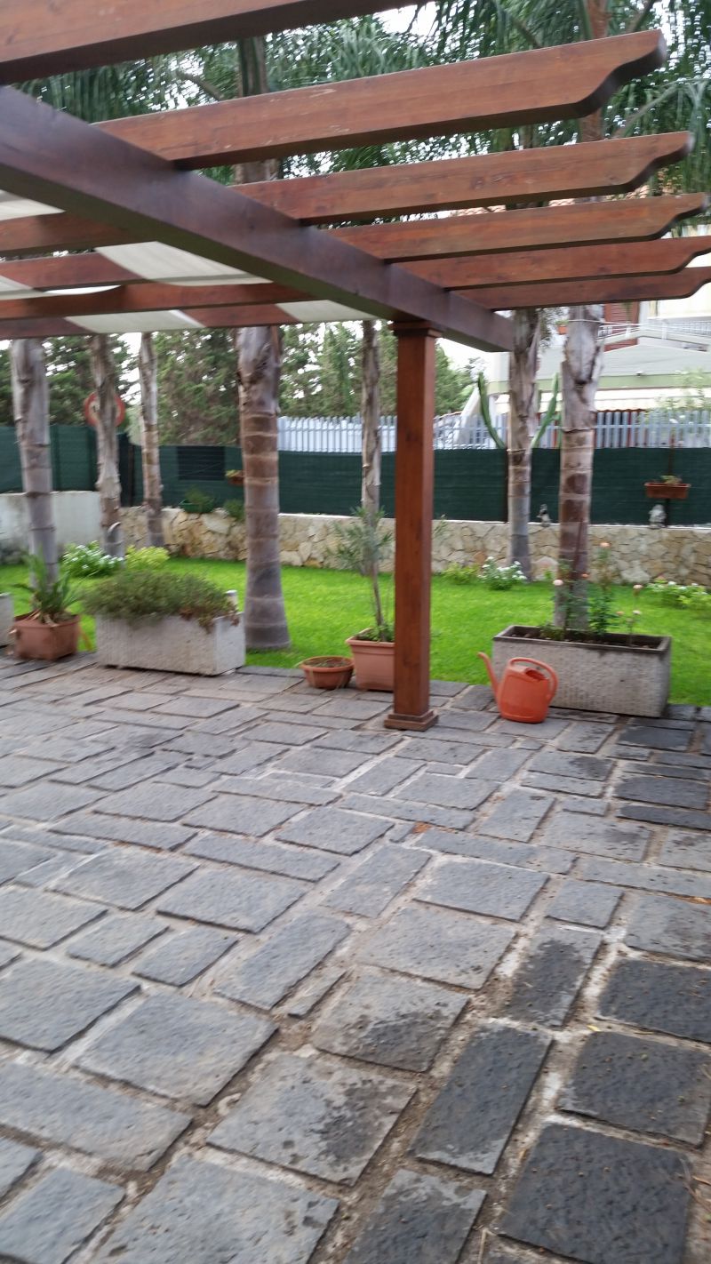 Catania -Zona S.G.La Rena -  vendesi villetta singola con giardino