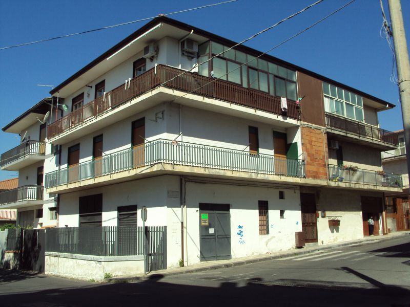 Palazzetto indipendente con tre appartamenti di 100 mq ciascuno. Spazio esterno