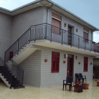 Zona Vaccarizzo vendesi VILLA con 2 appartamenti in villa e garage.